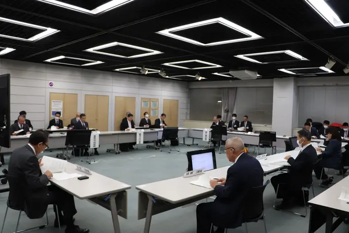 会議に参加する市長