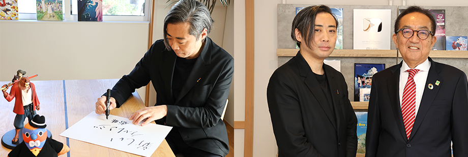 対談を終えてメッセージを描く斎藤氏と守谷市長と写真撮影