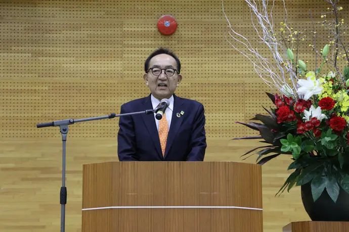 ステージで挨拶をする市長