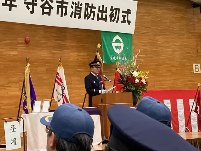 ステージで挨拶をする市長