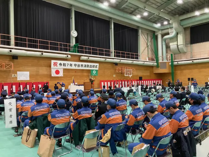 市長の挨拶を聞く消防団員