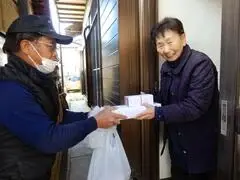 写真：敬老記念品の配布の様子