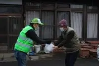 写真：赤飯等を配付