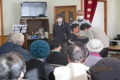 写真：子どもと高齢者が話している様子