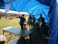 住民の方が炊き出しを用意している様子