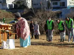 お焚き上げの前で神主さんが祈祷している様子