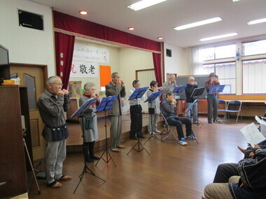 楽器を演奏しているようす