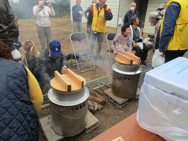 炊き出しをしているようす