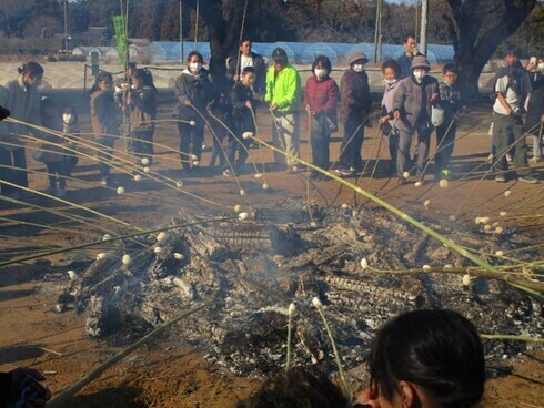 みんなで餅を焼いているようす