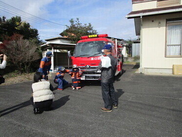 子どもが消防服を着ている様子
