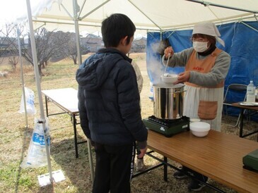 豚汁を配っているようす
