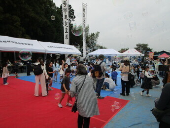 シャボン玉と遊んでいる