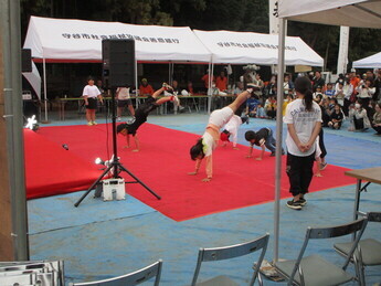 子どもがダンスしているようす