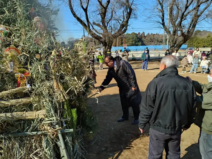 どんと焼きを行う市長