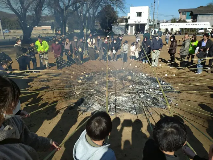 どんと焼きで餅を焼く参加者