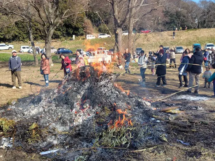 どんと焼きで餅を焼く参加者