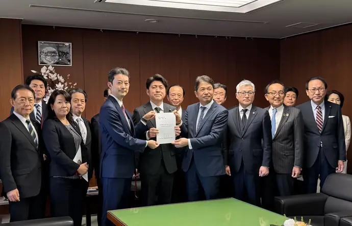 国土交通大臣に要望書を提出する松丸市長