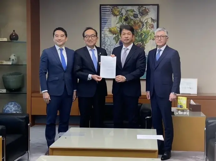 茨城県知事に要望書を提出する松丸市長