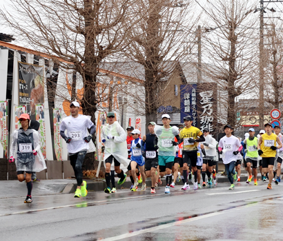 写真：雨の中懸命に走るランナー