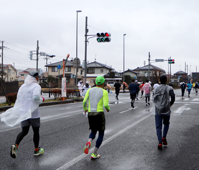 写真：各々のペースで走るランナー達