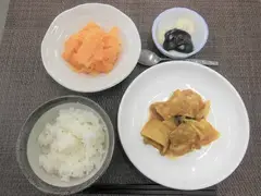 写真:鶏肉と野菜のタンドリー風煮、人参とはちみつレモン和え、豆腐白玉黒ゴマソース、ごはん