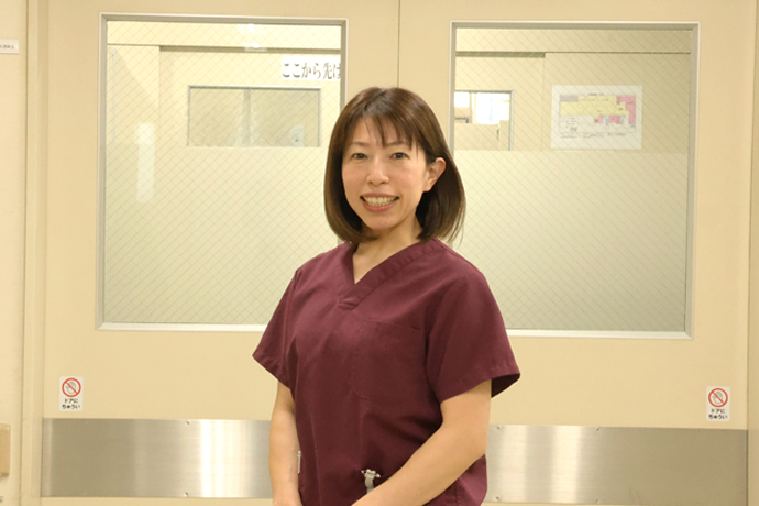 病院で勤務中の渡邉友美さんの写真