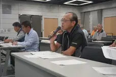 質疑される参加者の様子