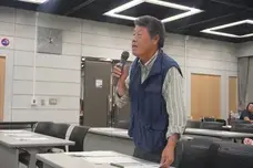 質疑される参加者の様子