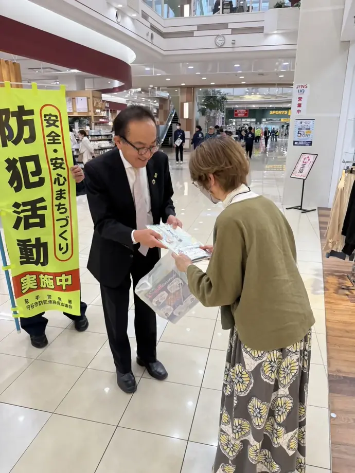 防犯キャンペーンで活動する市長