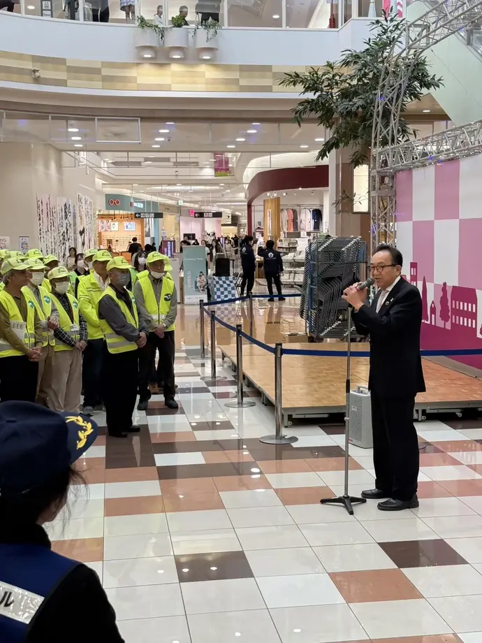 防犯キャンペーンで挨拶する市長