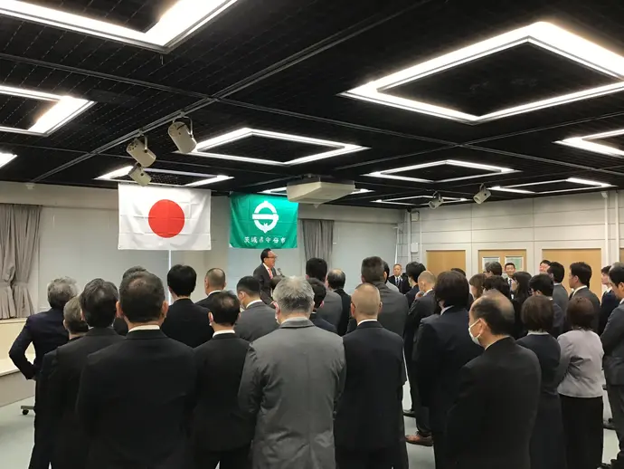 辞令交付式で挨拶をする市長