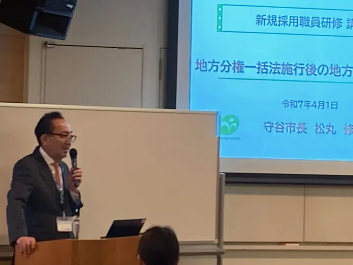 新規採用職員研修で講師をする市長