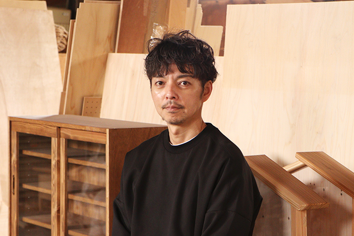 家具職人の岸本さんの写真