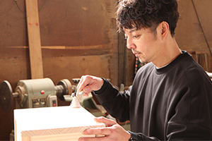 写真：真剣な顔つきで作業される岸本さん