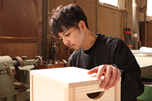 写真：作業中の岸本さん