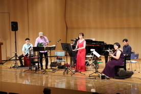 レレコスモスの演奏の様子