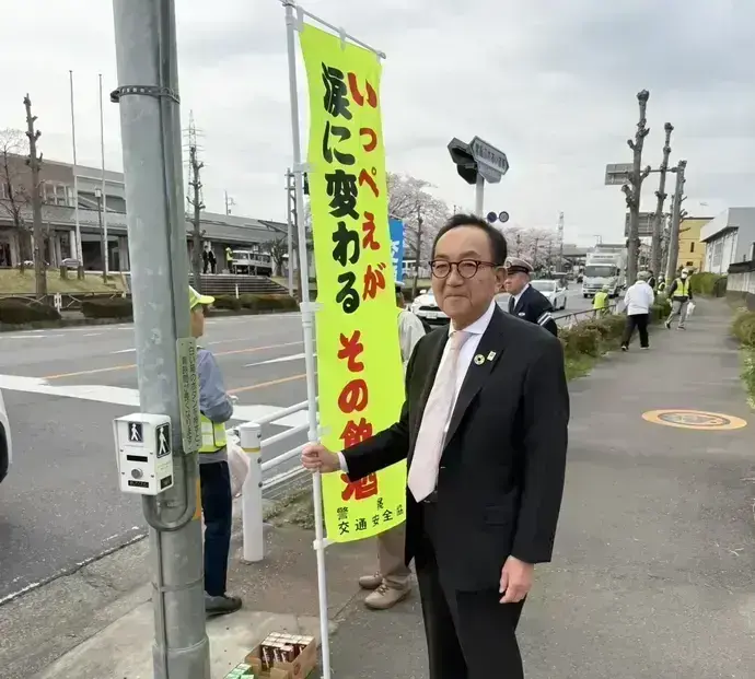交通安全運動キャンペーンに参加する市長