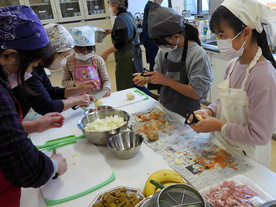 野菜を切ります