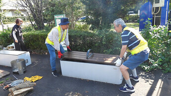 かまどベンチの蓋を開けている様子