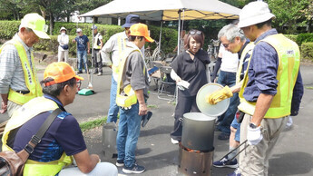 レトルトカレーを温めている様子