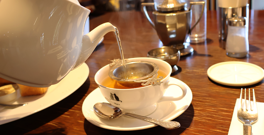 サロン・ド・よしだの紅茶を注ぐ写真