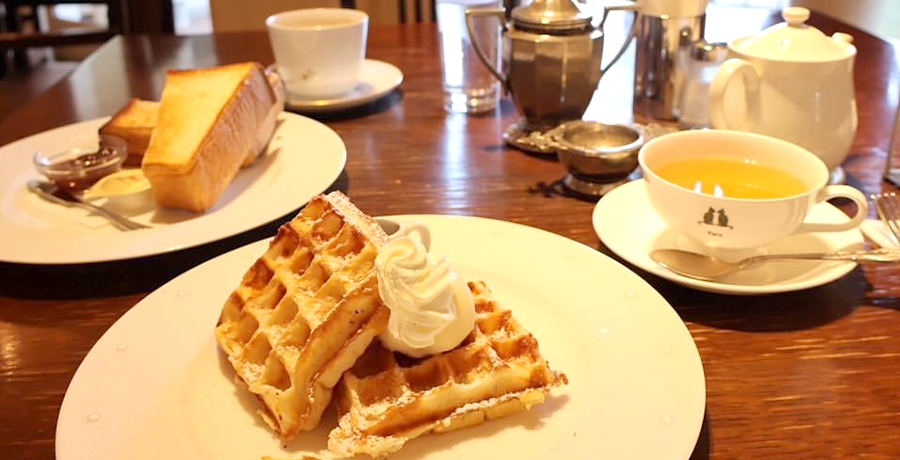 お店の紅茶とワッフル、フレンチトーストの写真