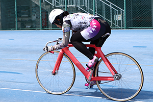 写真：練習中の戸邉さん