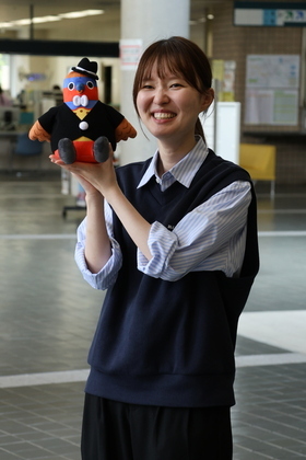 正面を向いた職員の画像