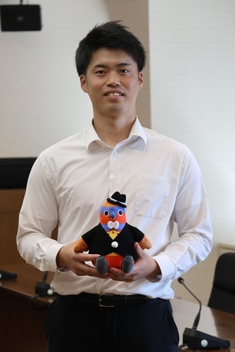 正面を向いた職員の画像