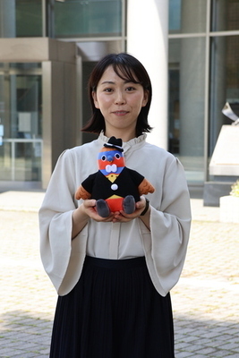 正面を向いた職員の画像