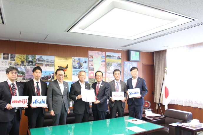 要望書を提出する市長