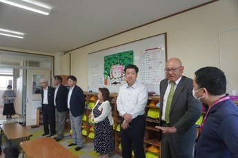 郷州小学校の児童クラブを視察している議員の様子