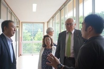 児童クラブスタッフから説明を受ける議員の様子