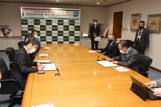 協定書へサインをする太田寛行学長と松丸市長